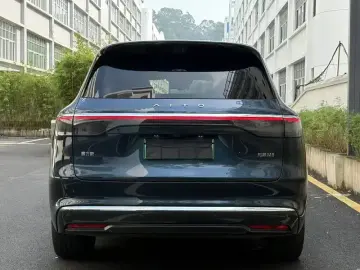 2025 Aito M8 с пробегом 18 000 км