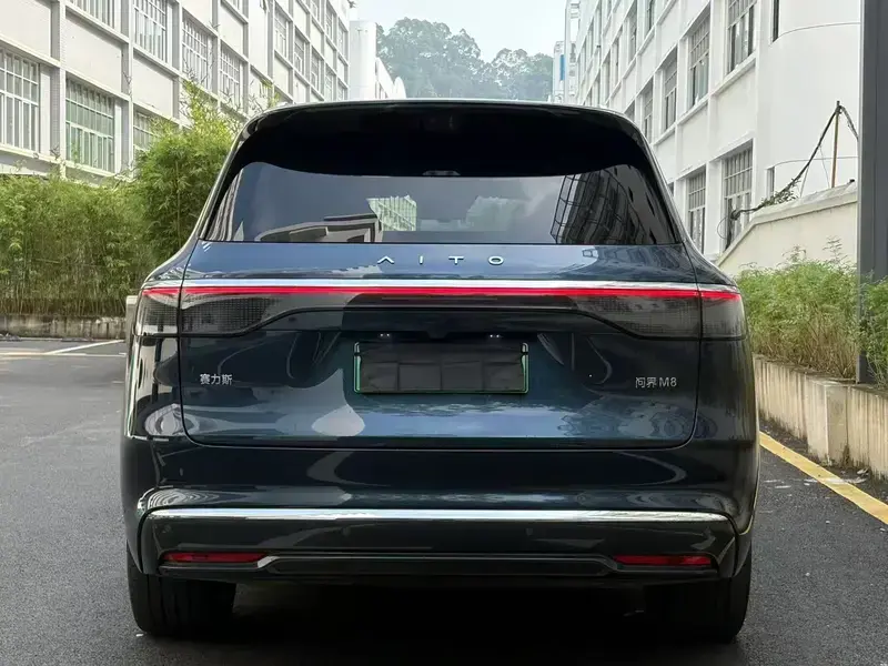 2025 Aito M8 с пробегом 18 000 км