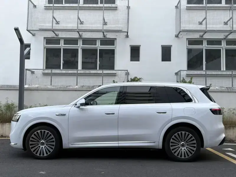 2025 Aito M8 с пробегом 24 000 км
