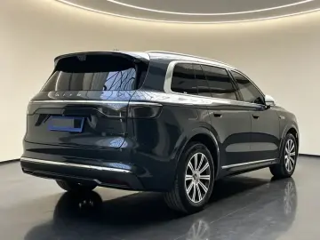 2025 Aito M8 с пробегом 5 200 км