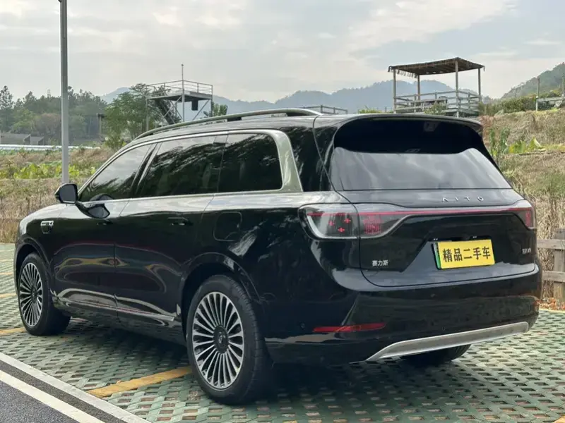 2025 Aito M9 с пробегом 15 000 км