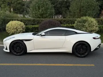 2024 Aston Martin DB12 с пробегом 400 км