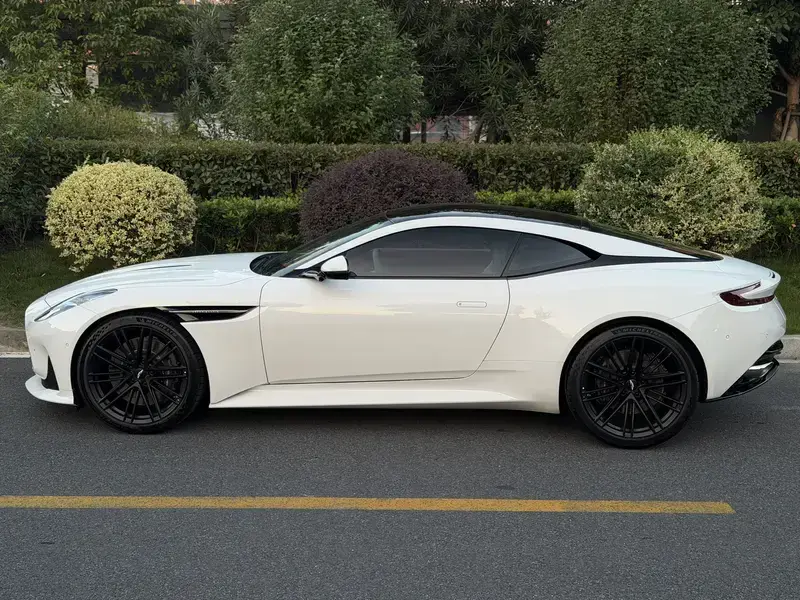 2024 Aston Martin DB12 с пробегом 400 км