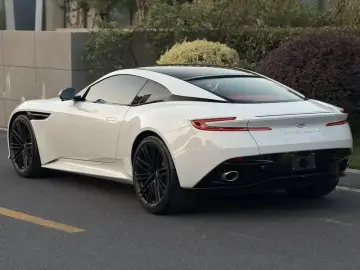 2024 Aston Martin DB12 с пробегом 400 км