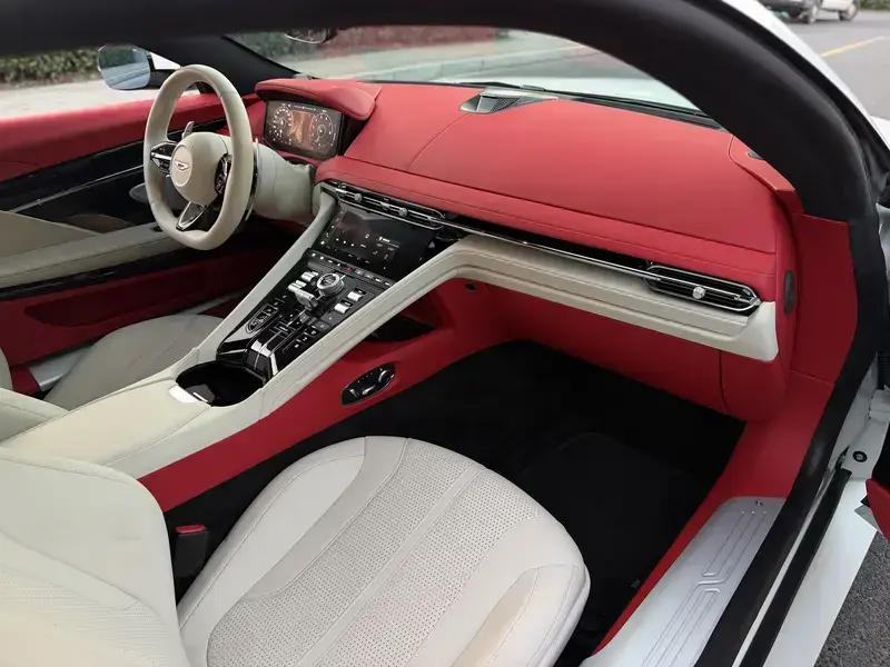 2024 Aston Martin DB12 с пробегом 400 км