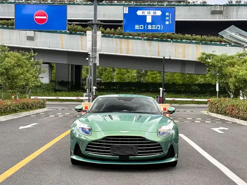 2025 Aston Martin DB12 с пробегом 4 900 км