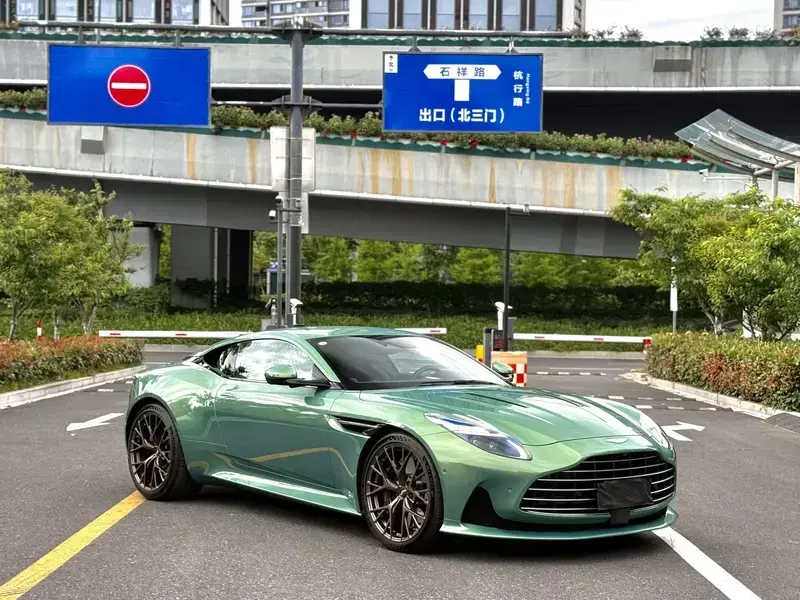 2025 Aston Martin DB12 с пробегом 4 900 км