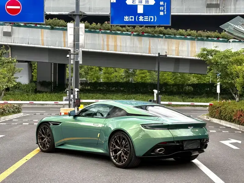 2025 Aston Martin DB12 с пробегом 4 900 км