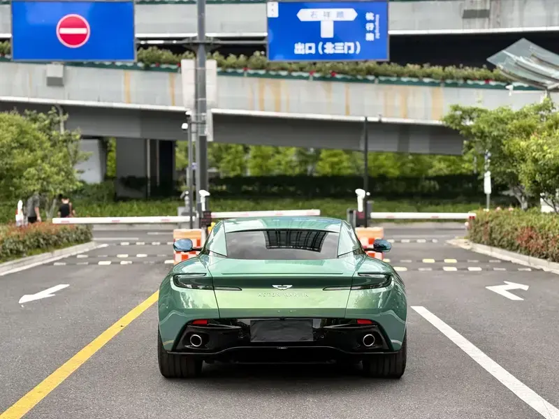 2025 Aston Martin DB12 с пробегом 4 900 км