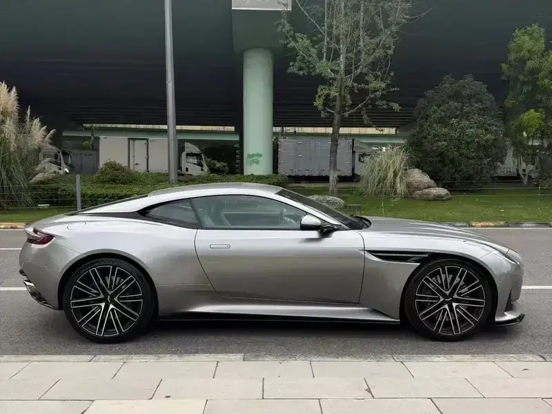 2024 Aston Martin DB12 с пробегом 4 900 км