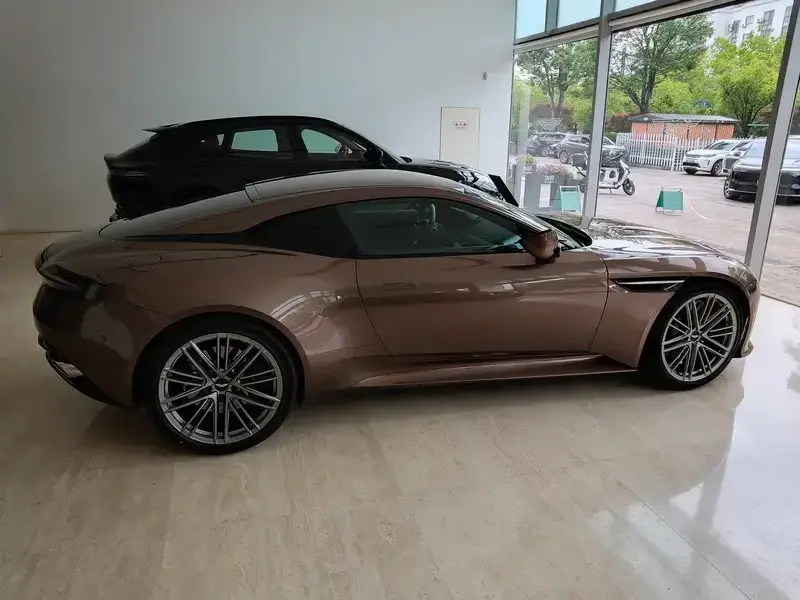 2024 Aston Martin DB12 с пробегом 100 км