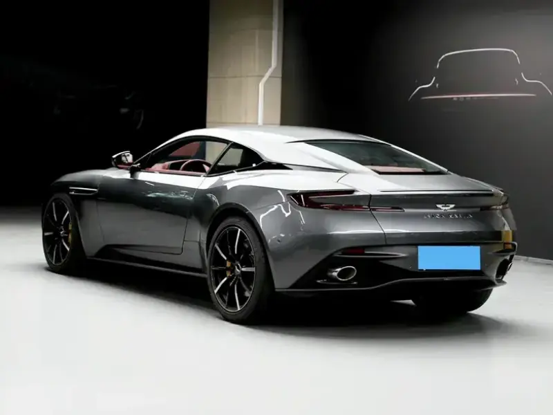 2022 Aston Martin DB11 с пробегом 17 000 км