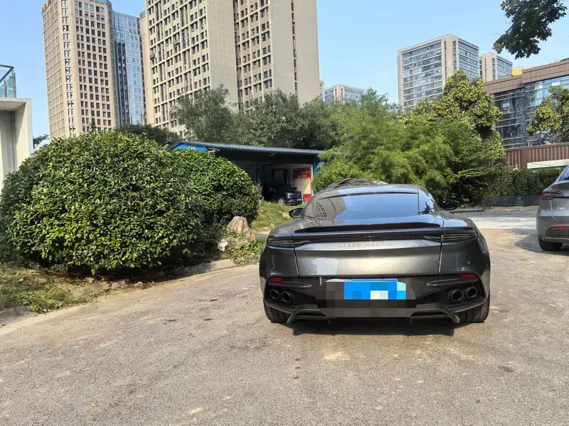 2020 Aston Martin DBS с пробегом 11 000 км