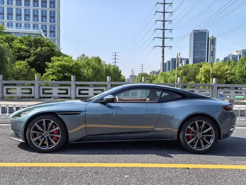 2019 Aston Martin DB11 с пробегом 25 000 км