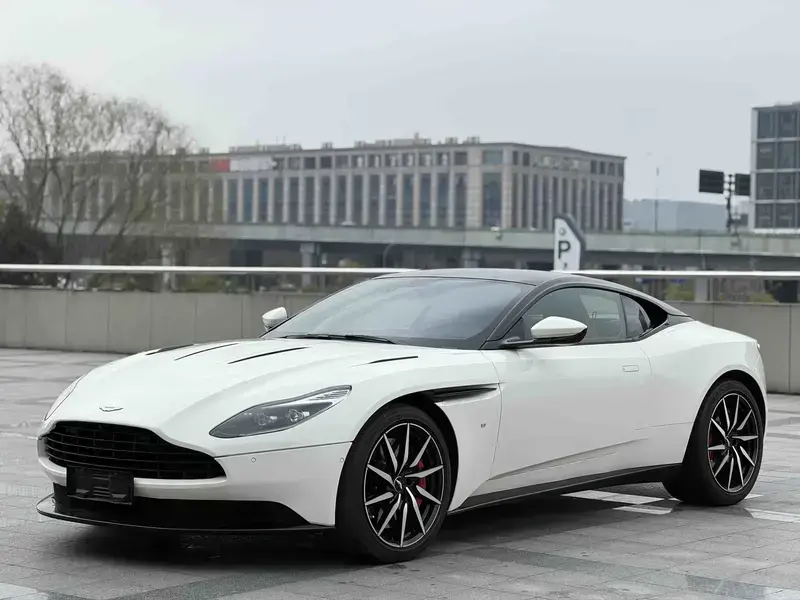 2017 Aston Martin DB11 с пробегом 19 000 км