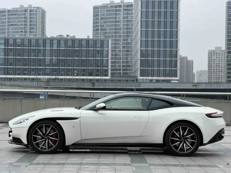 2017 Aston Martin DB11 с пробегом 19 000 км