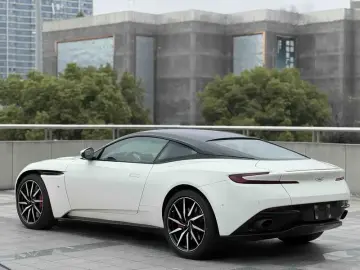 2017 Aston Martin DB11 с пробегом 19 000 км