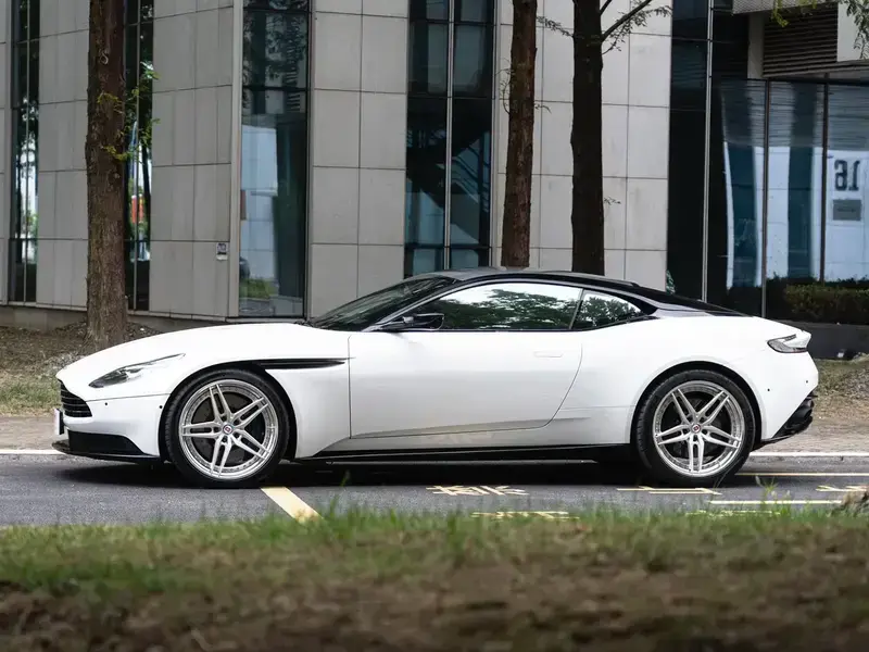 2017 Aston Martin DB11 с пробегом 24 000 км