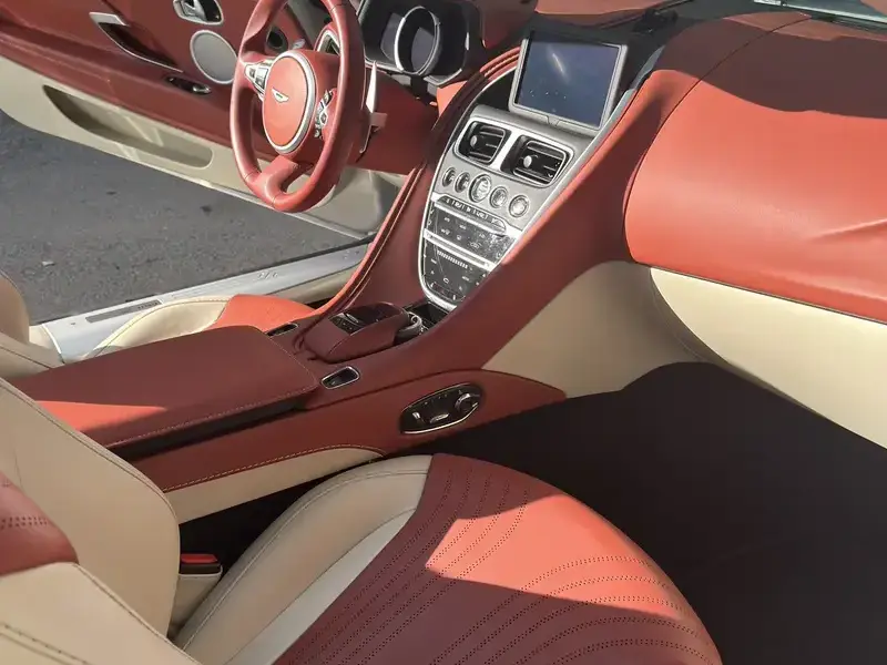 2020 Aston Martin DB11 с пробегом 24 000 км