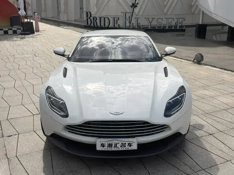 2022 Aston Martin DB11 с пробегом 9 500 км