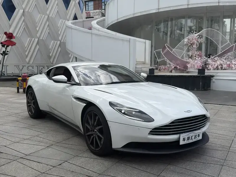 2022 Aston Martin DB11 с пробегом 9 500 км