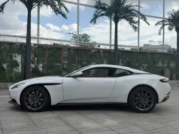 2022 Aston Martin DB11 с пробегом 9 500 км