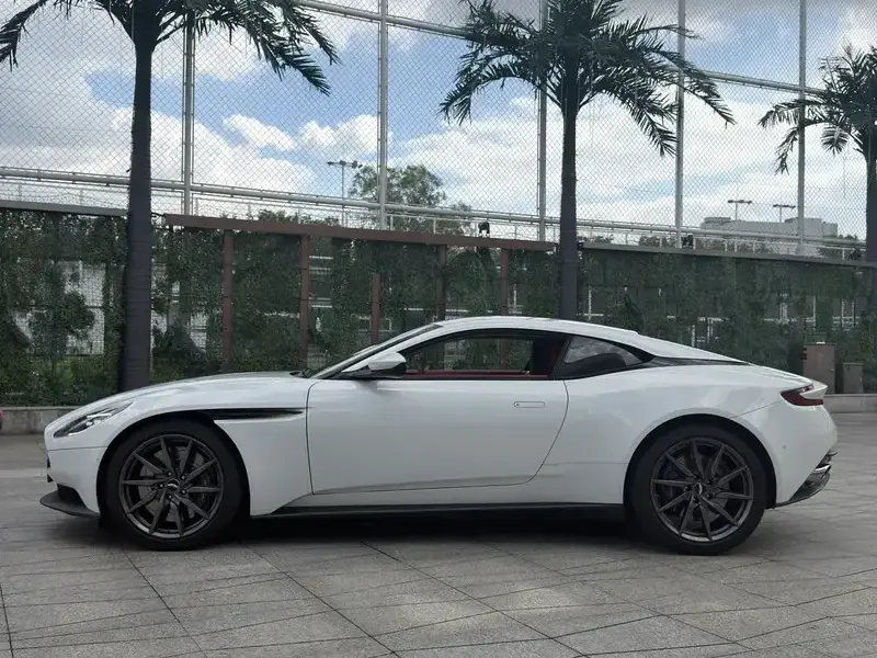2022 Aston Martin DB11 с пробегом 9 500 км
