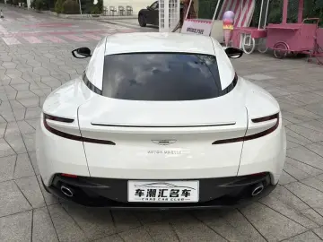2022 Aston Martin DB11 с пробегом 9 500 км
