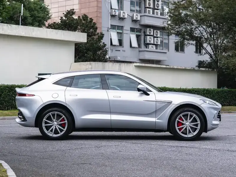 2024 Aston Martin DBX с пробегом 15 000 км