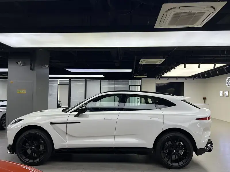 2025 Aston Martin DBX с пробегом 100 км