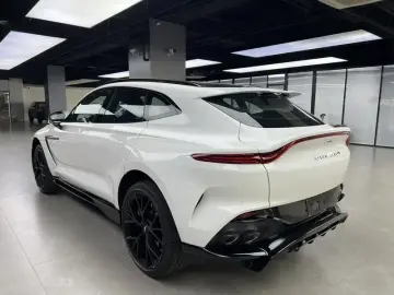 2025 Aston Martin DBX с пробегом 100 км