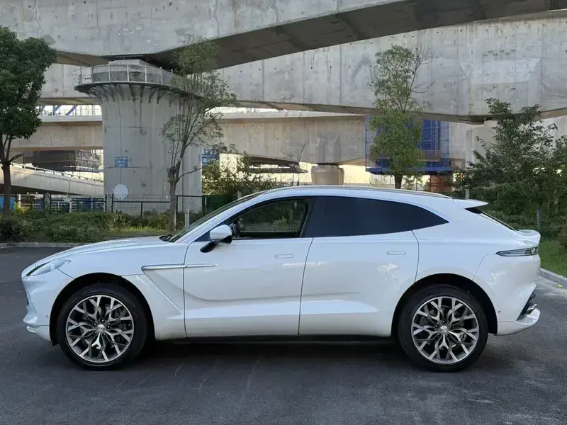 2021 Aston Martin DBX с пробегом 100 000 км