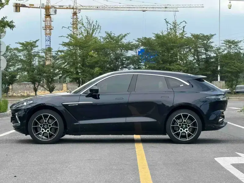 2022 Aston Martin DBX с пробегом 18 000 км