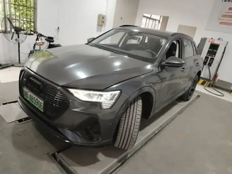 2021 Audi e-tron с пробегом 63 000 км