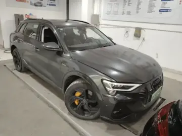 2021 Audi e-tron с пробегом 63 000 км