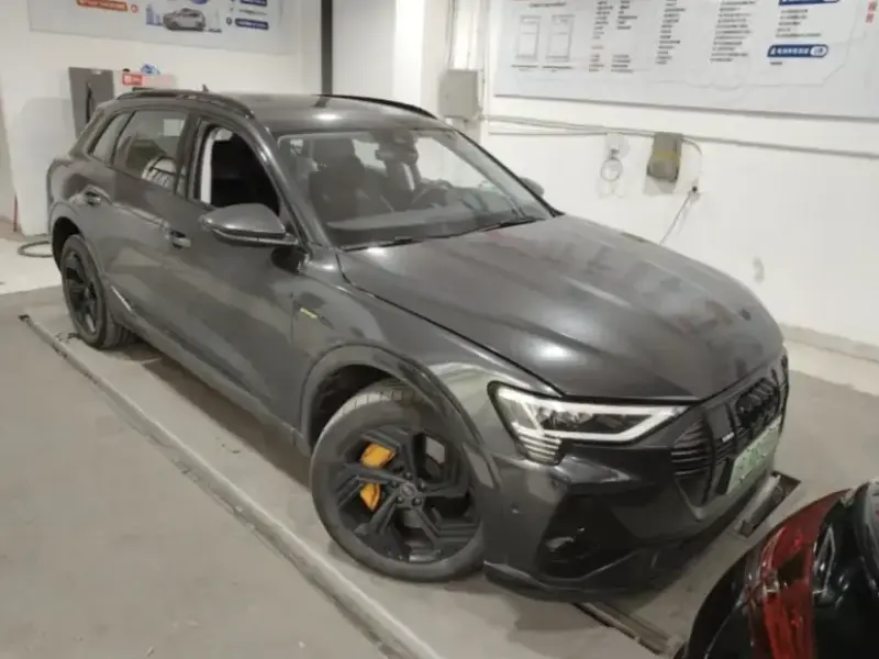 2021 Audi e-tron с пробегом 63 000 км