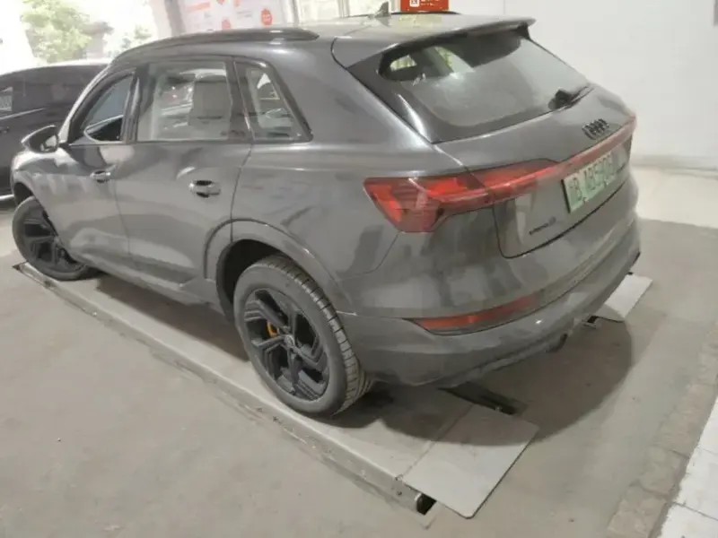 2021 Audi e-tron с пробегом 63 000 км