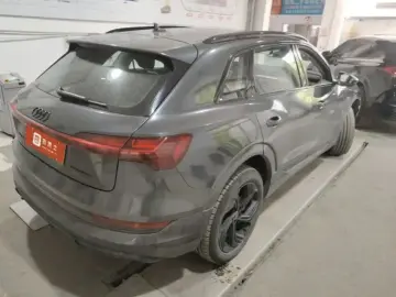 2021 Audi e-tron с пробегом 63 000 км