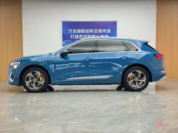 2021 Audi e-tron с пробегом 32 000 км