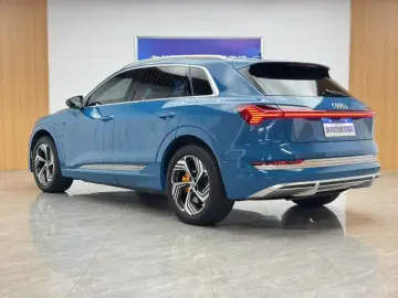 2021 Audi e-tron с пробегом 32 000 км