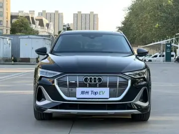 2021 Audi e-tron с пробегом 20 000 км