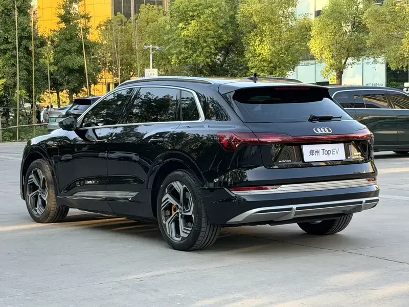 2021 Audi e-tron с пробегом 20 000 км