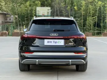 2021 Audi e-tron с пробегом 20 000 км