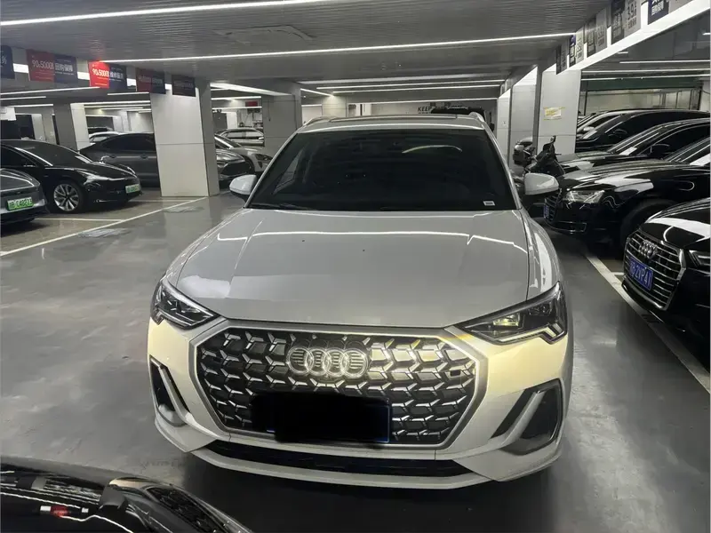 2024 Audi Q3 с пробегом 8 000 км