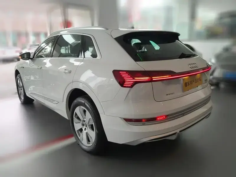 2021 Audi e-tron с пробегом 200 км
