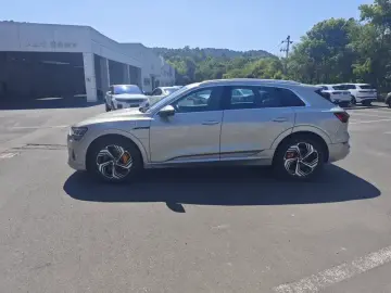 2021 Audi e-tron с пробегом 3 300 км