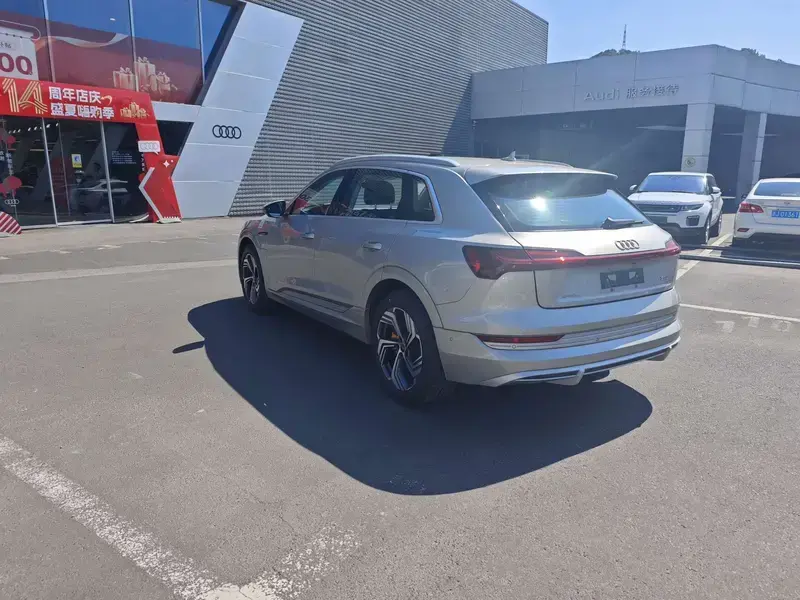 2021 Audi e-tron с пробегом 3 300 км