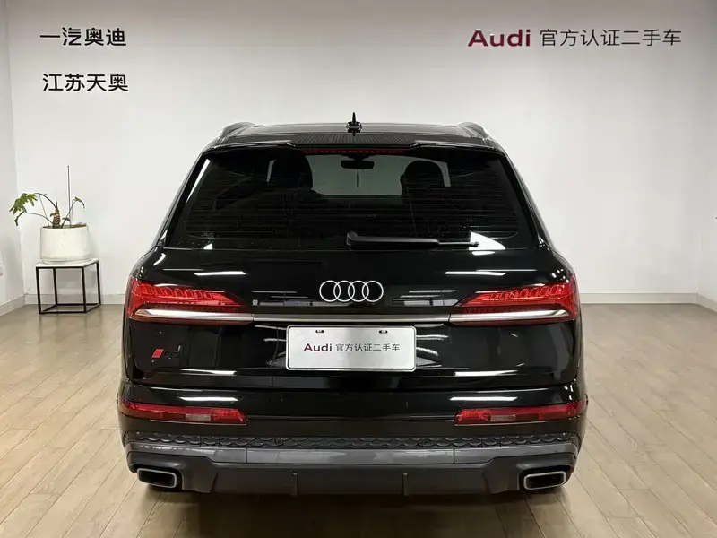 2025 Audi Q7 с пробегом 11 000 км