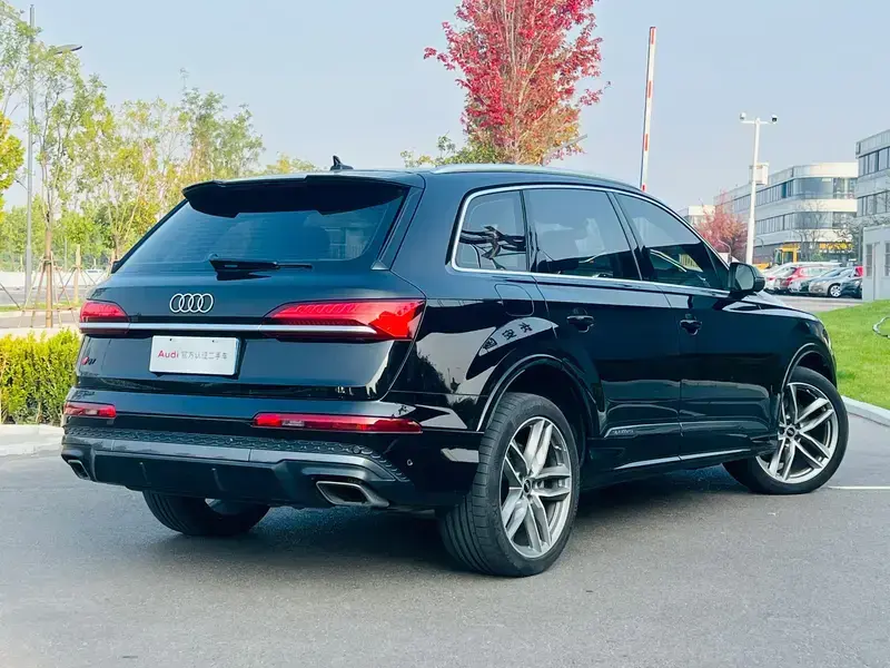 2025 Audi Q7 с пробегом 8 600 км