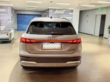 2022 Audi Q5 e-tron с пробегом 17 000 км